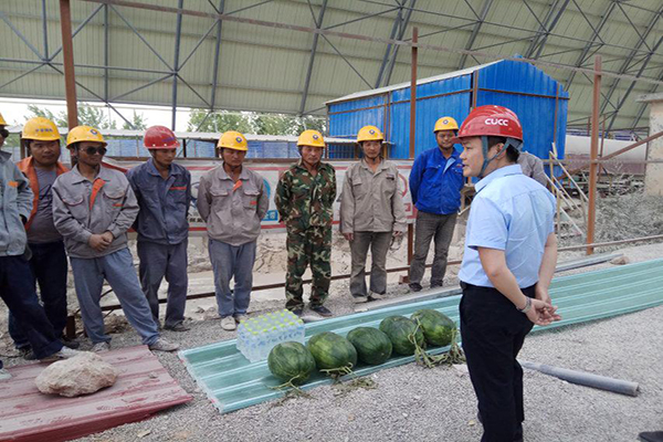 計總帶隊到施工現(xiàn)場檢查.jpg